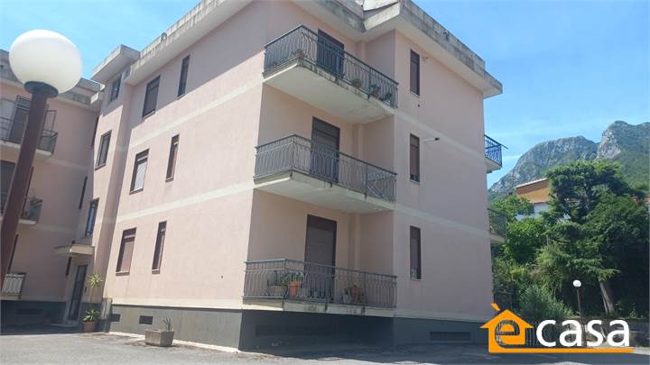 Cava de' Tirreni – Appartamento su due livelli in parco privato 